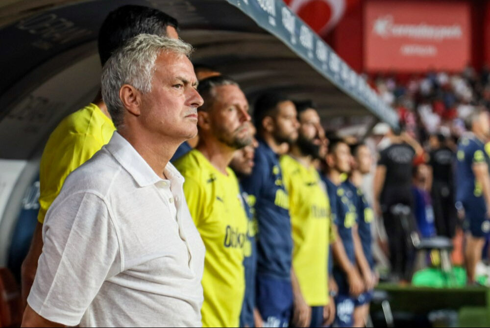 Lối chơi phòng ngự và mâu thuẫn nội bộ khiến Mourinho mất ghế